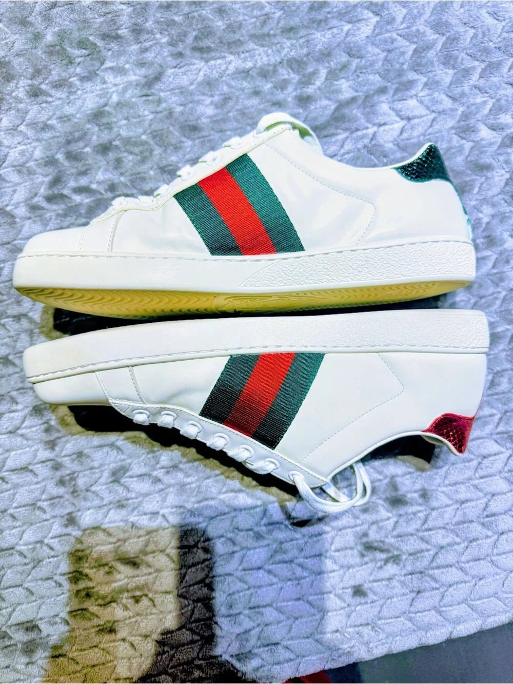 Gucci White Leather Low-Top Sneakers with Red and Green Stripe